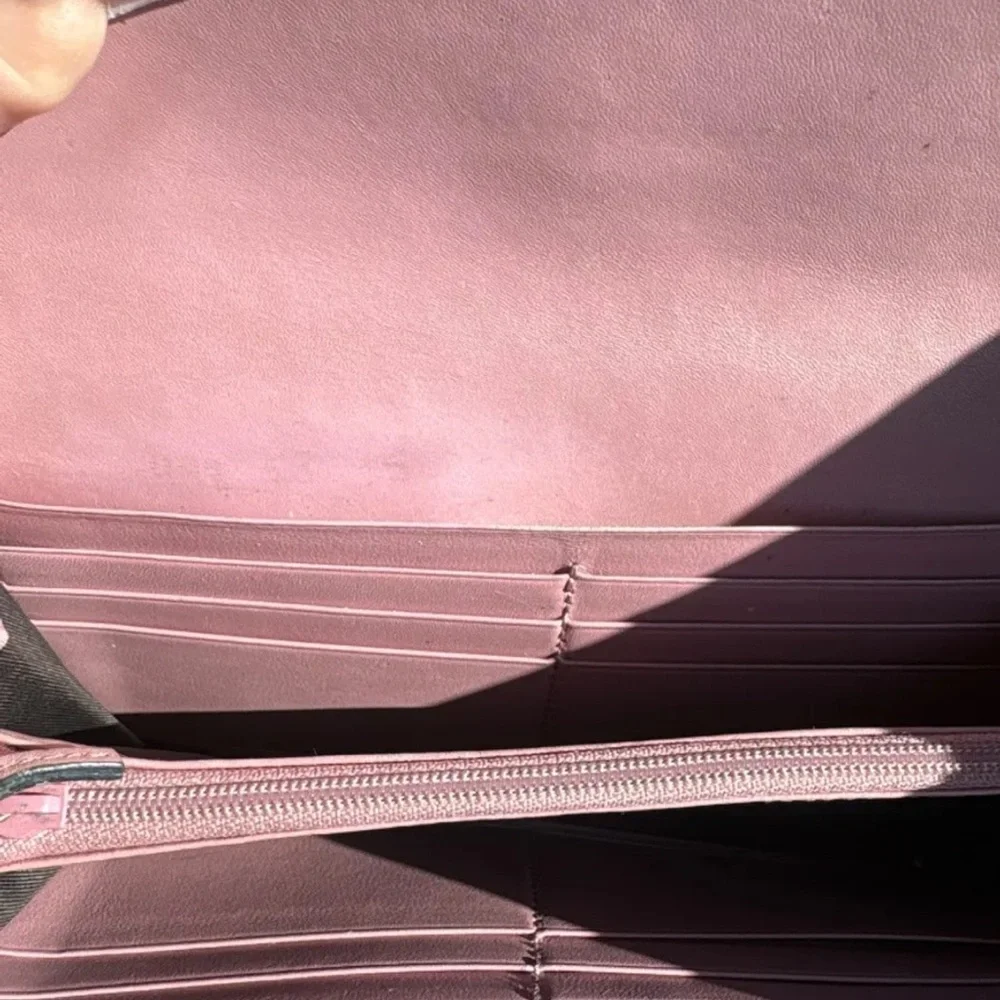 Gucci Mauve Embossed Leather Clutch - Picture 2 of 2